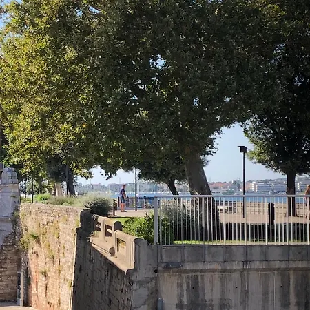 Cozy Overlooking The City Walls Apartment Zadar